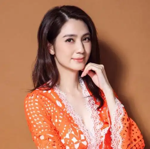 近50岁的洪欣素颜照曝光,网友不淡定了,张丹峰真是赚大