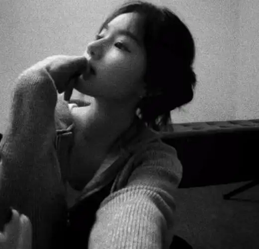 3237303734 7315 小众黑色氛围感女生头像