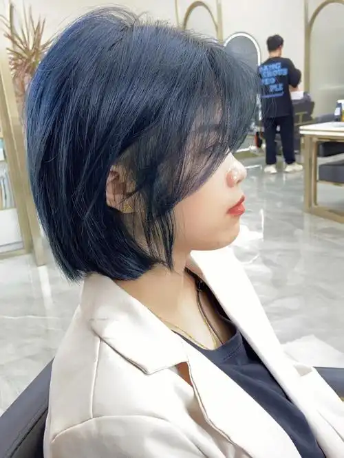短发蓝黑色
