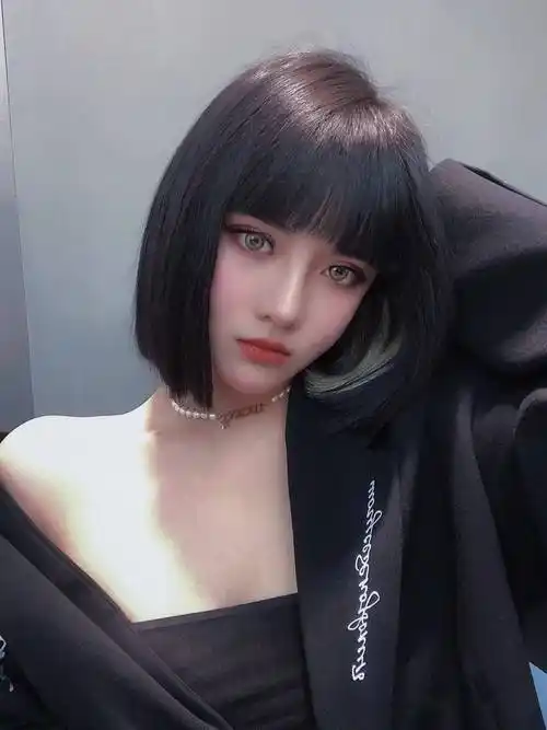 少女感十足,简约自然又随性的超a直短发对圆脸女生也很友好,搭配修容