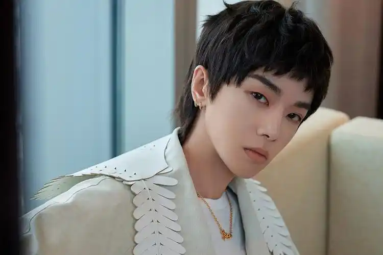 华晨宇品牌活动造型写真曝光浅色系套装勾勒初夏浪漫氛围