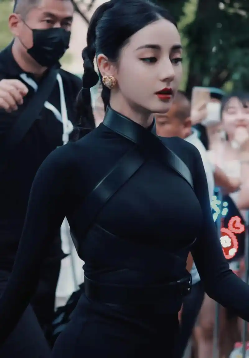 迪丽热巴黑色紧身裙好飒! 迪丽热巴这身黑色紧身裙,真的好飒!