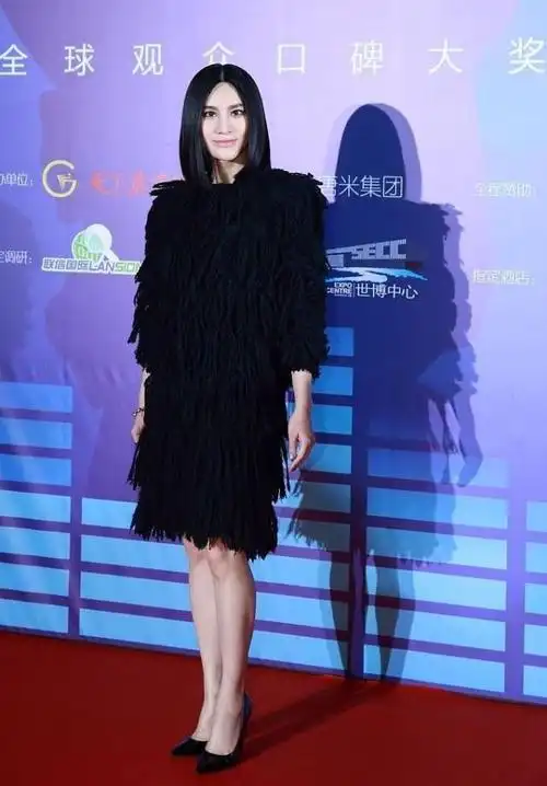 尚雯婕还是适合短发,长发看着有点老气,穿裙子更成熟了