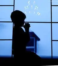 求一个双手合十向上苍祈祷的男生头像,最好有一缕阳光照进来.