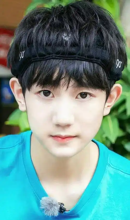 23 岁王源颜值崩塌?脸部痘坑痘印明显,网友直呼赶紧治疗