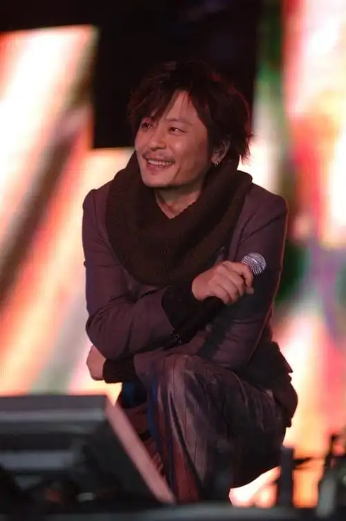 2001年4月份,王杰在香港红磡开演唱会,结果粉丝团遇上了有座不卖票的"