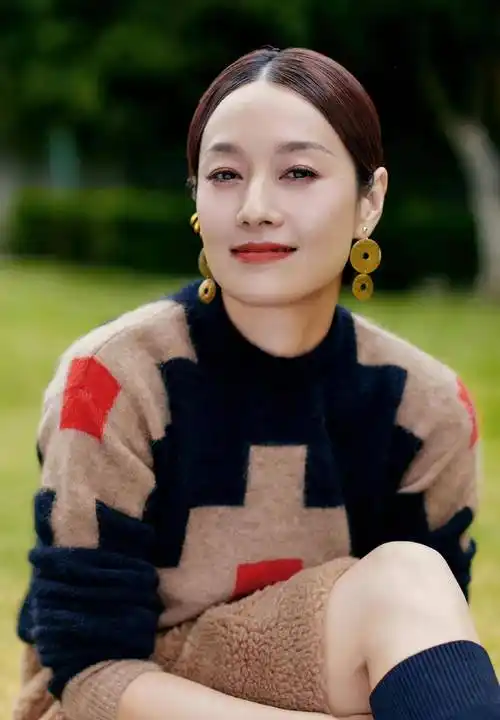 马伊琍真时尚,穿毛绒短裙气质减龄,换新发型美得耳目一新