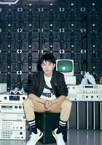 刘昊然出席活动,穿黑色外套配卡其色休闲裤,袜子露外面个性十足