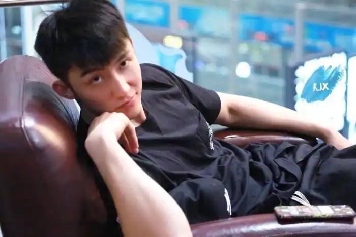 黄景瑜可爱中带着丝***惑 这个boy 真会撩图源