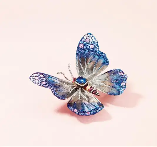 8684346克拉东非蓝宝石配钻石及彩色宝石蝴蝶钛金胸针未经加热