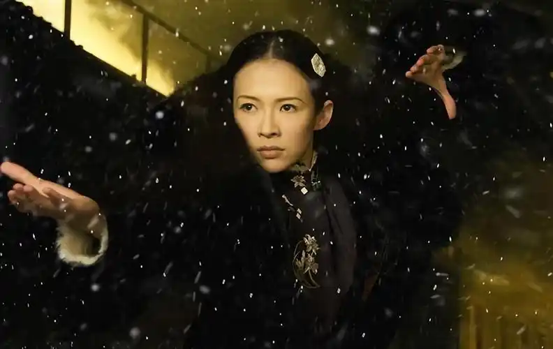 那时的"三重门"事件对她来说简直是雪上加霜.备受关注.一件件事情接连