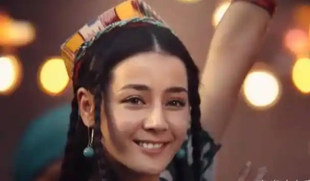 迪丽热巴刚出道策划照疯传,穿民族服装翩翩起舞,这颜值认真的?