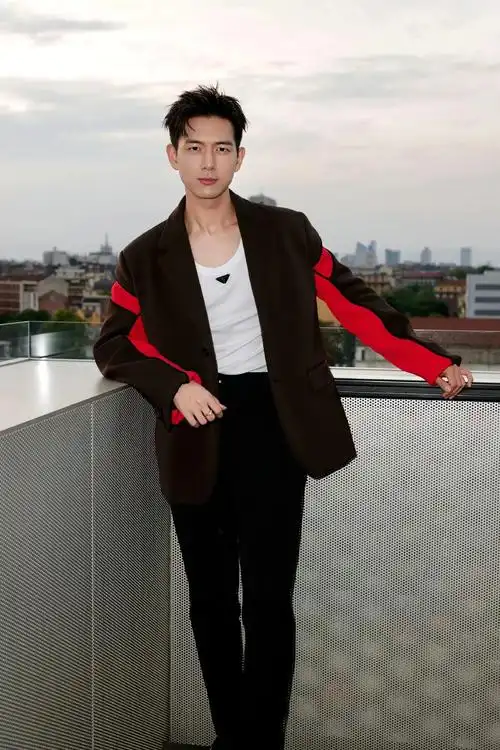 太帅了! #李现 #李现米兰时装周#prada代言人李现 - 抖音