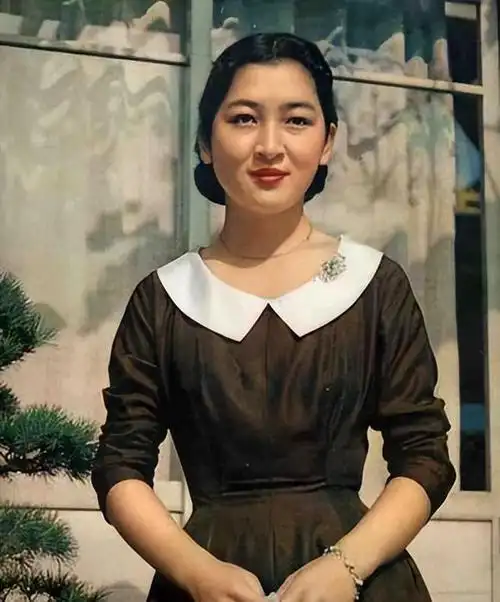 日本两代皇后美智子不愿与丈夫合葬雅子躲了6年还得嫁进王室