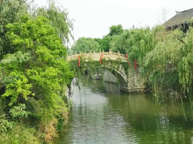 一进入古镇,我们就被小桥流水的景致所吸引.