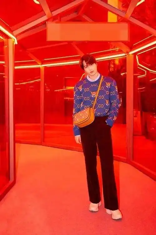 exo成员kai出席活动穿印花装身材比例好