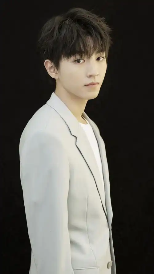 王俊凯西服写真手机壁纸