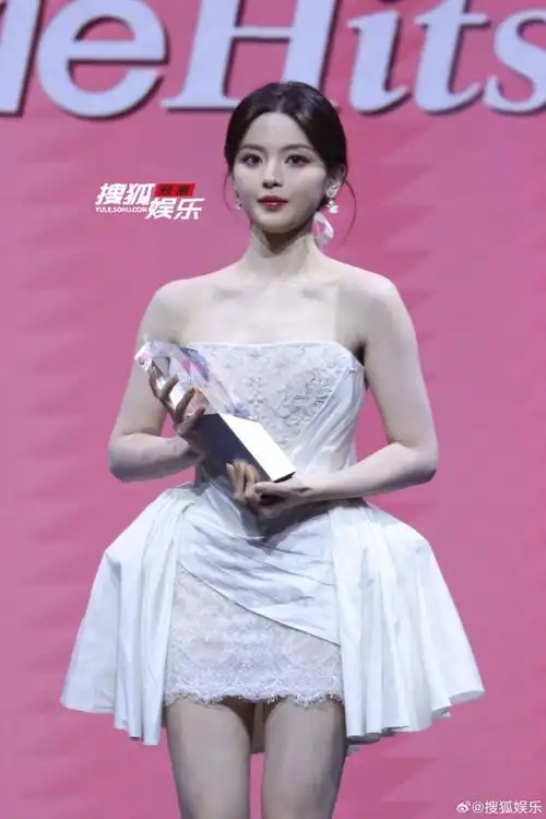 杨超越锁骨高光