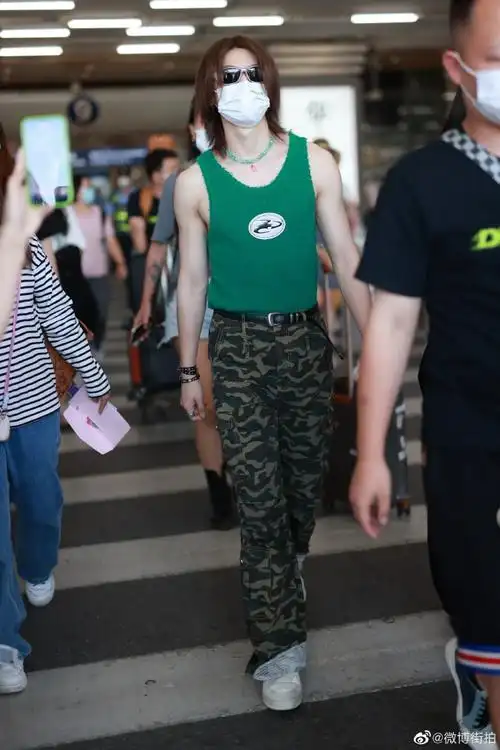 小鬼王琳凯超话#街拍时刻#2022/07/17@小鬼-王琳凯最新机场街拍