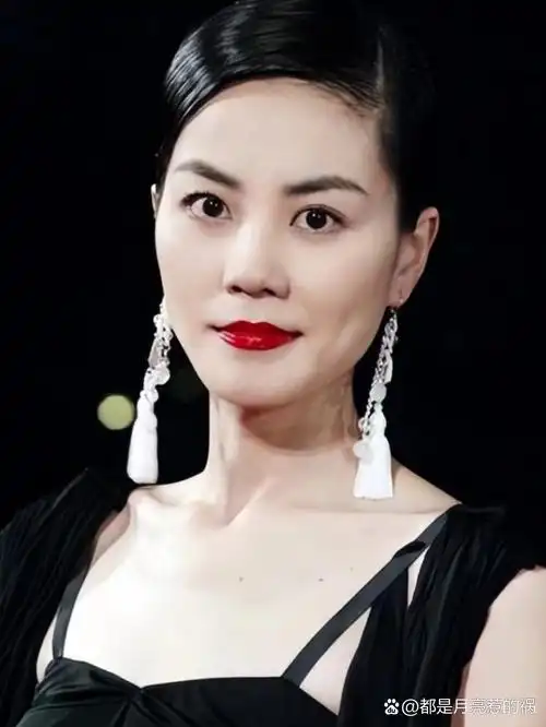 就说王菲吧,看她那面相,越来越有菩萨心肠的感觉,眼睛里都是满满的