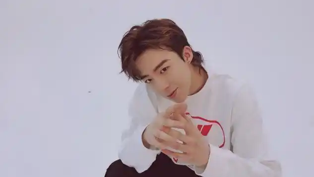 知名歌手刘宇宁片场抽烟被拍!