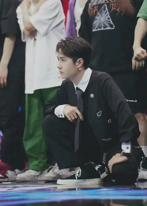 王一博这就是街舞造型图 黑色马甲造型,好帅!__财经头条