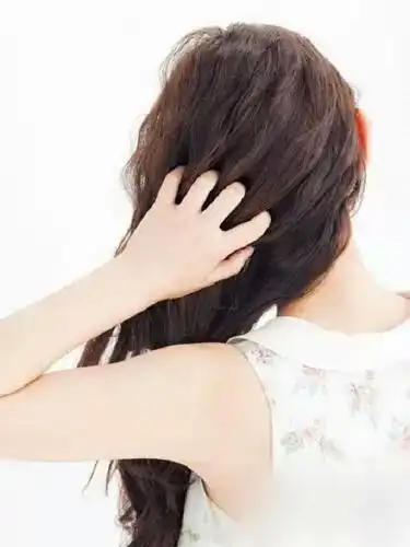 第一步 step1:用手指将头发抓拉到左侧.