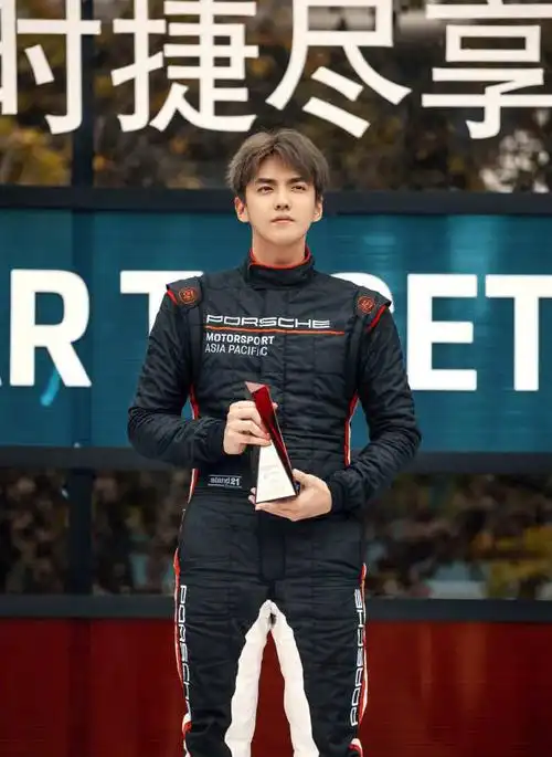 吴亦凡赛车生涯首冠军酷劲现场照图片
