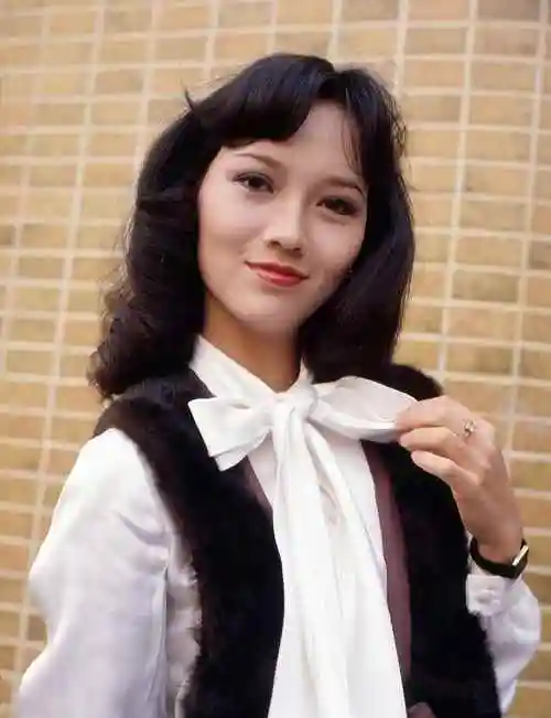 赵雅芝晒年轻时期的照片,年代感十足,网友:想起了小时候的贴画