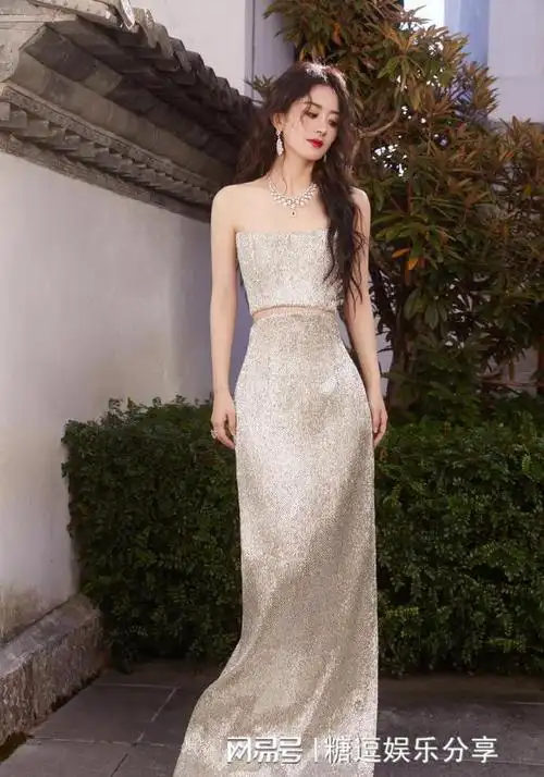 赵丽颖最新活动照好惊艳双手戴四个戒指贵气十足钻石头饰抢镜