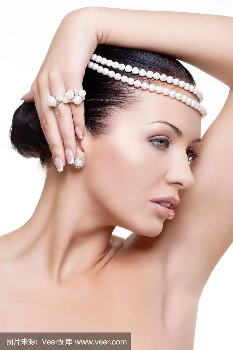 戴着珍珠的美丽女孩