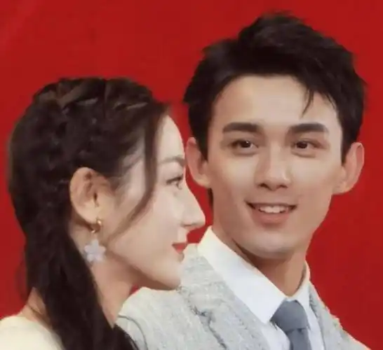 五四晚会路透曝光,吴磊迪丽热巴再次同框,吴磊的眼神宠溺像准男友_cp