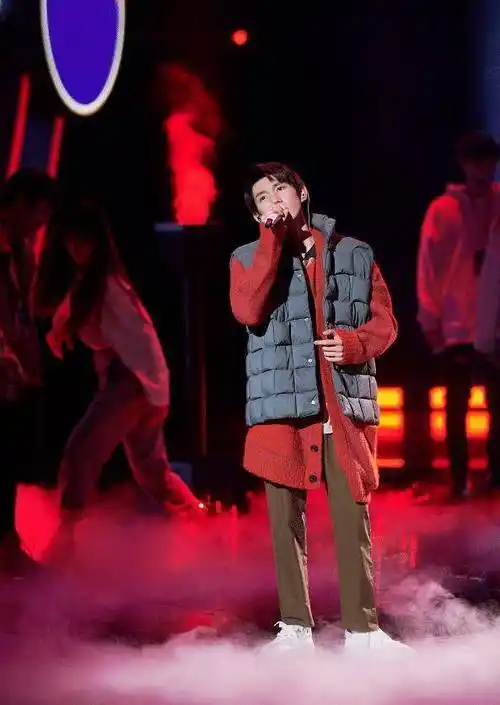 原创有种断骨式长大叫王源1米8身材比例引热议不愧是三小只最帅