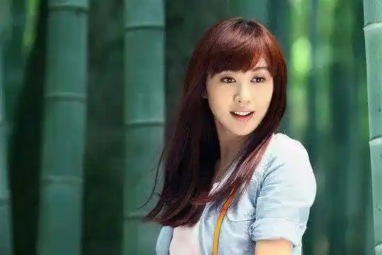 "绯闻女王"李菲儿:凭蜜桃臀出名,如今却靠擦边照片博眼球!