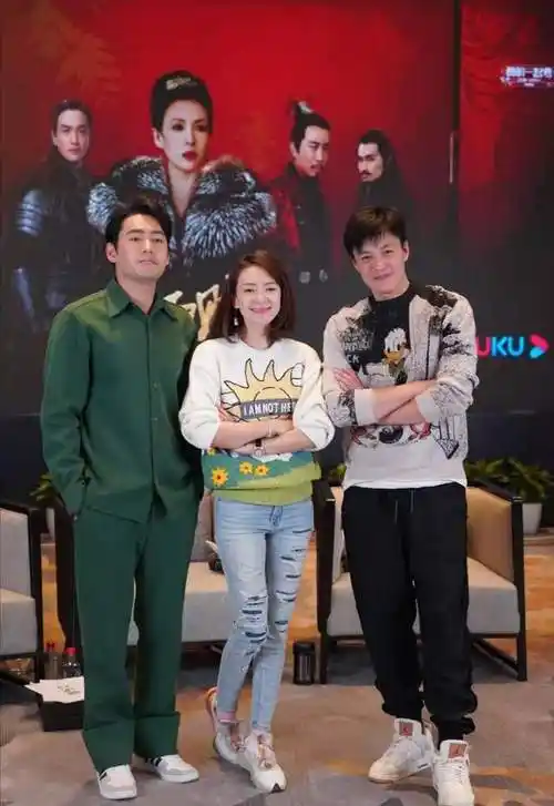 章子怡周一围合体好甜,同穿卡通毛衣太养眼,周一围满脸慈父笑容_腾讯