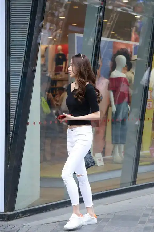 白色紧身牛仔裤,搭配白色板鞋,显年轻又休闲的穿搭_效果