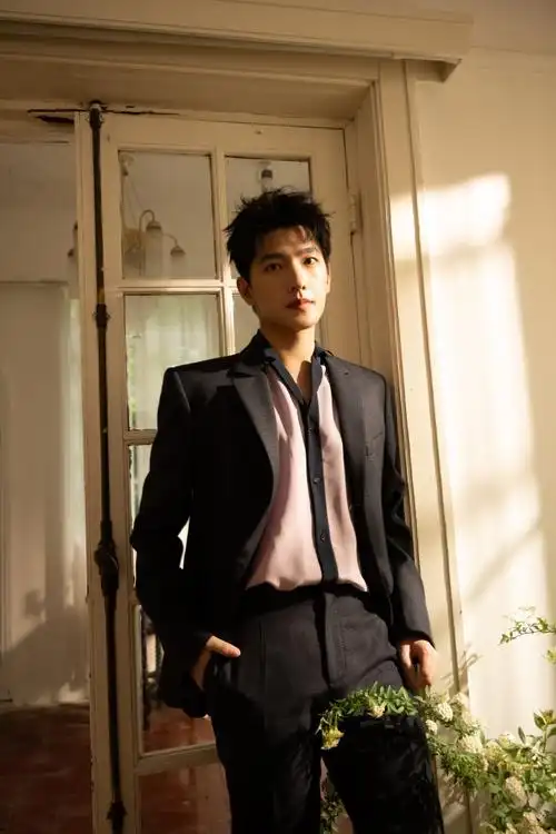 来自杨洋今日的帅气亮相 !