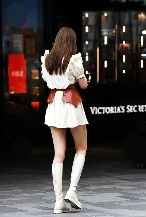 街拍炎炎夏日里的高筒靴美女