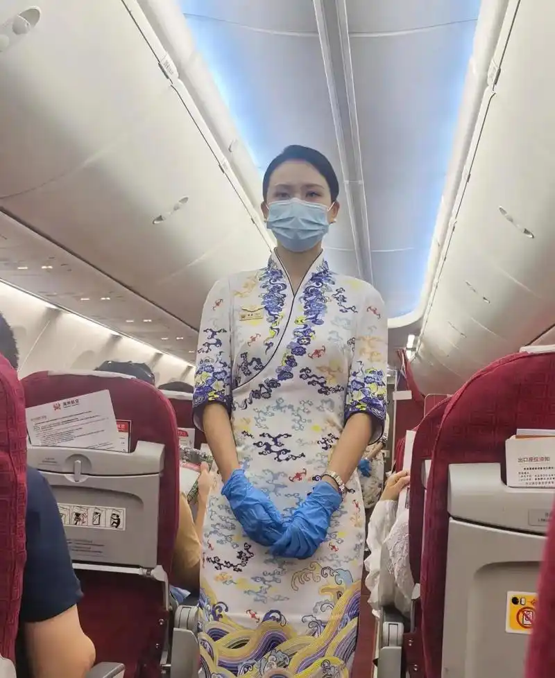 机场回应航班取消乘客气哭工作人员  海南航空的空姐服务就很好啊,人