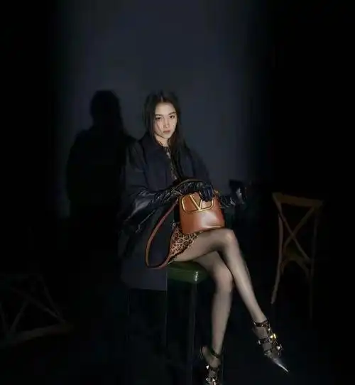 关晓彤身材出众,连衣裙 黑丝袜,大长腿让人目不转睛|高跟鞋|西装|纯色