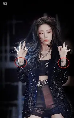 喻言穿露腰装出席活动,贴胶布遮盖满背纹身,年少轻狂后悔了?