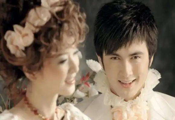 身高191的高伟光,最早是在成都当婚纱模特,因为他的外型偏欧化,那些年