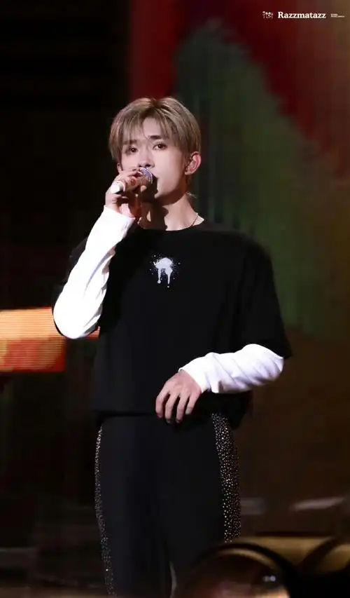 愚人节易烊千玺美貌纯净版  帅的很突出我的大明星  @tfboys-易烊千玺