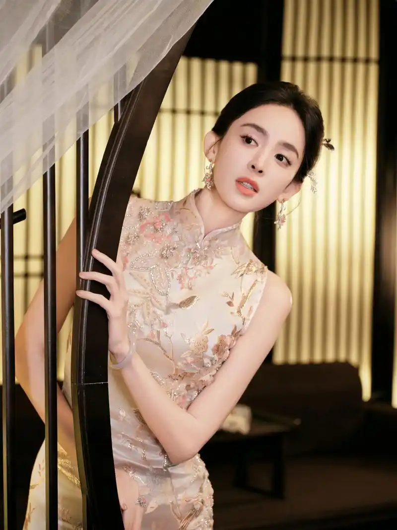 古力娜扎一袭中式旗袍,勾勒窈窕身姿,尽显优雅美丽.