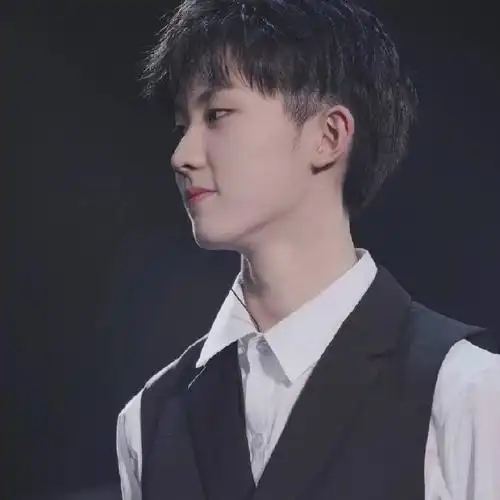 马嘉祺我们的歌黑白侧颜随拍