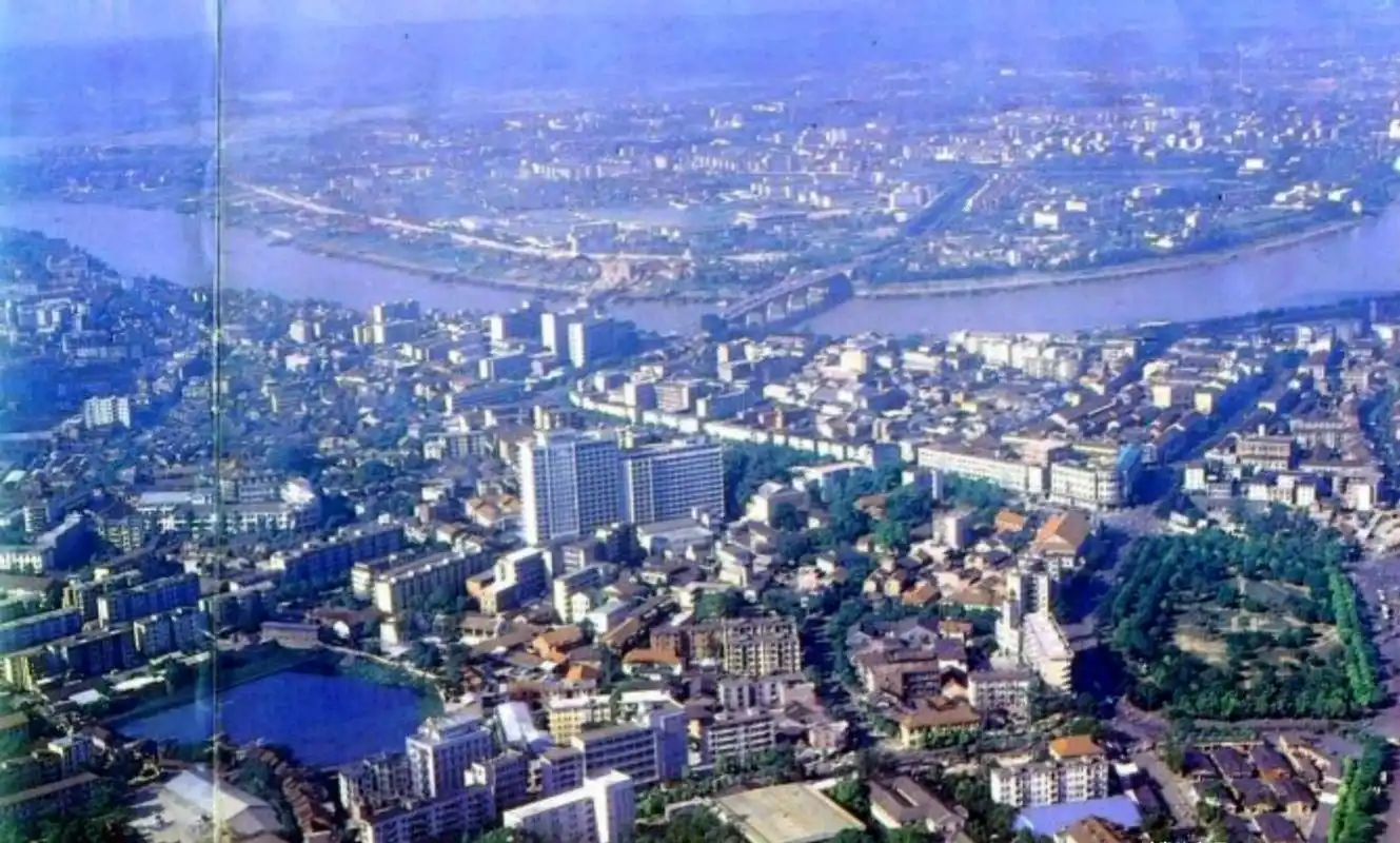 广西南宁老照片:80年代城市状况,生活场景!看看大家还认得不?