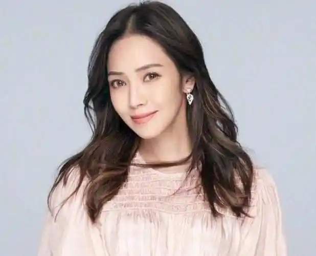 侯佩岑转发台湾回归祖国!立场坚定获赞,周杰伦,蔡依林等人沉默