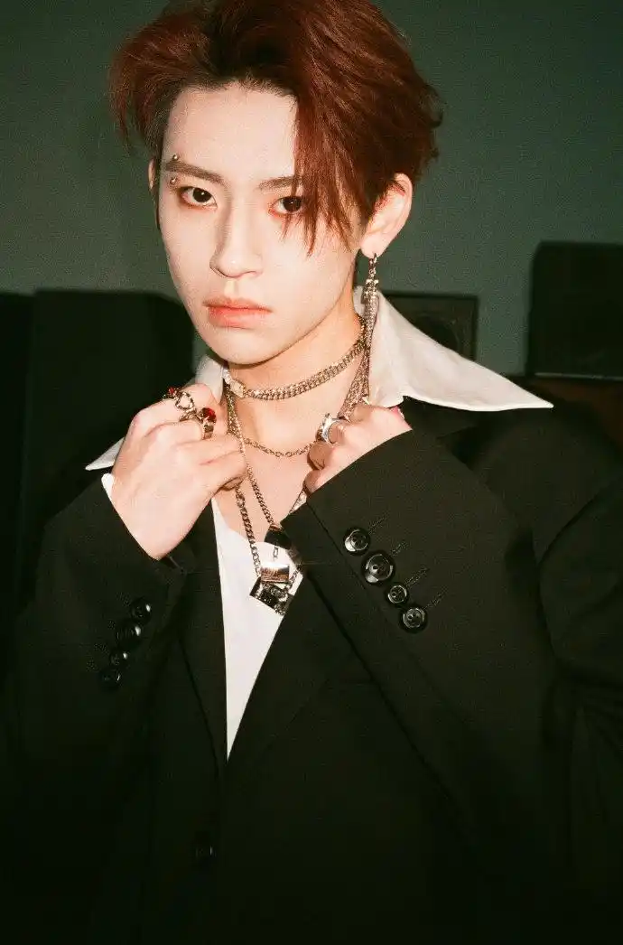 [小鬼][新闻]210607 小鬼xba饰物局造型大片公开 搞到钓系老公的快乐