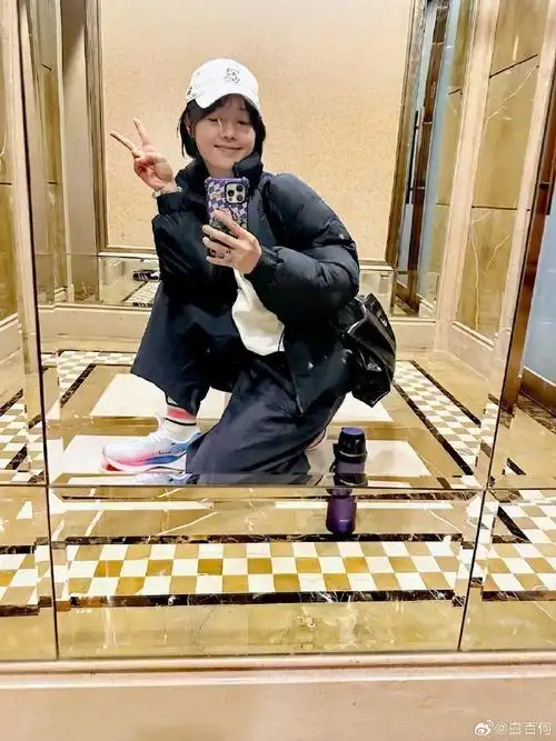 白百何微博营业,短发自拍造型清爽