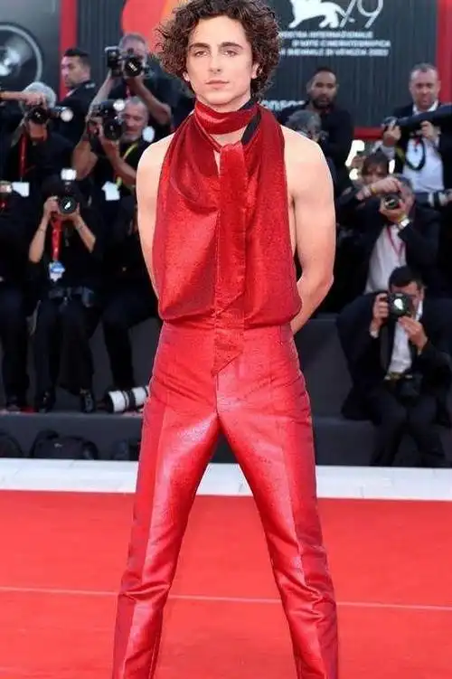 威尼斯影展红毯最辣男星翘臀紧身裤性感指数辗压众女星